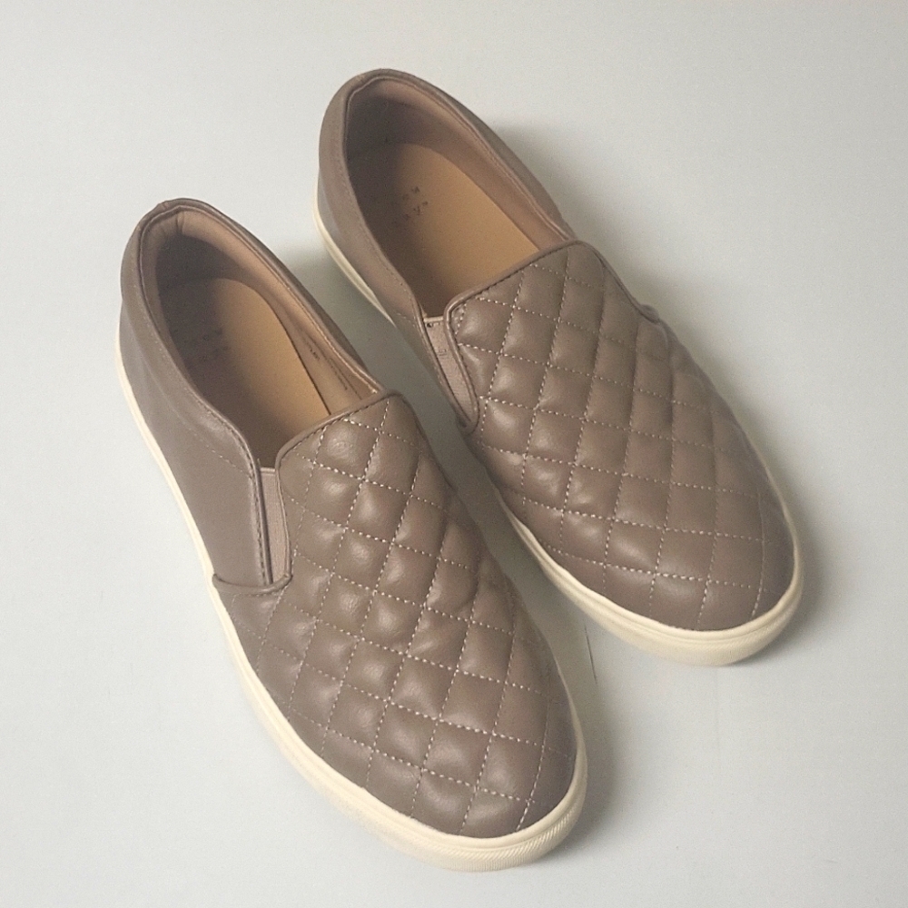 A New day  Quilted womens Reese sneaker in grayish brown color size 8.5